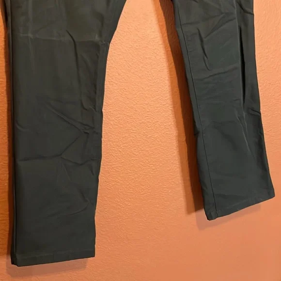 Old Navy Straight Ultimate Tech Built-In Flex Chino Pants - Picture 6 of 13